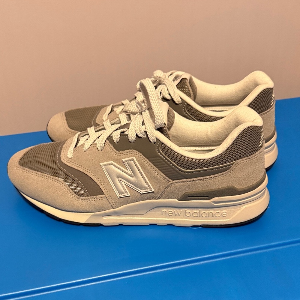 New Balance Men's Gray and White Sneakers